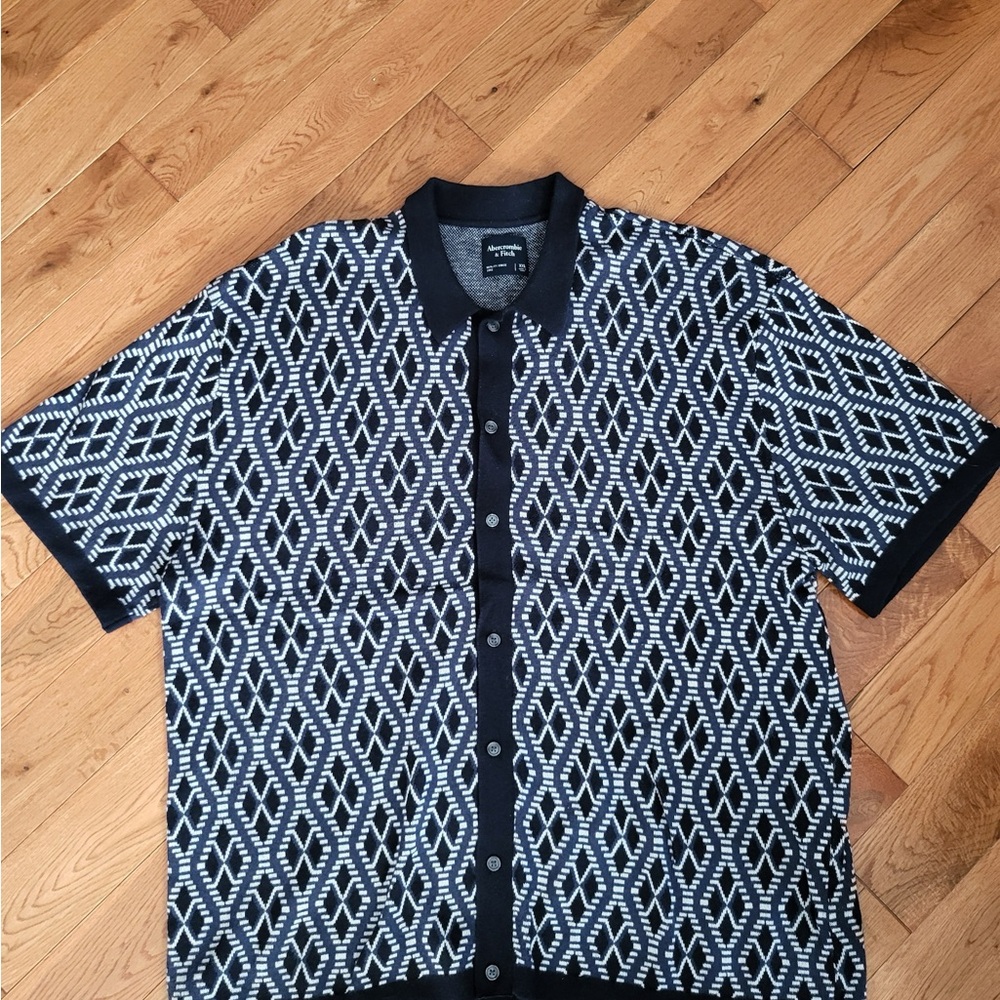 Abercrombie & Fitch Black and White Geometric Shirt
